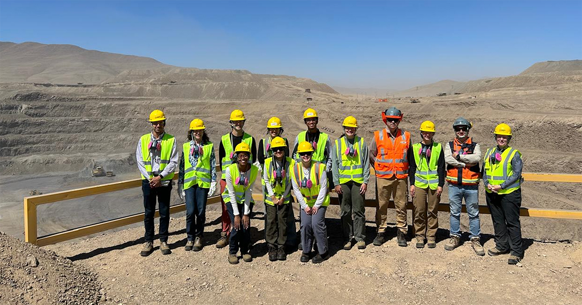 Estudiantes de McCormick exploran el papel de Chile en la transición global a la energía verde en un viaje hacia la sostenibilidad